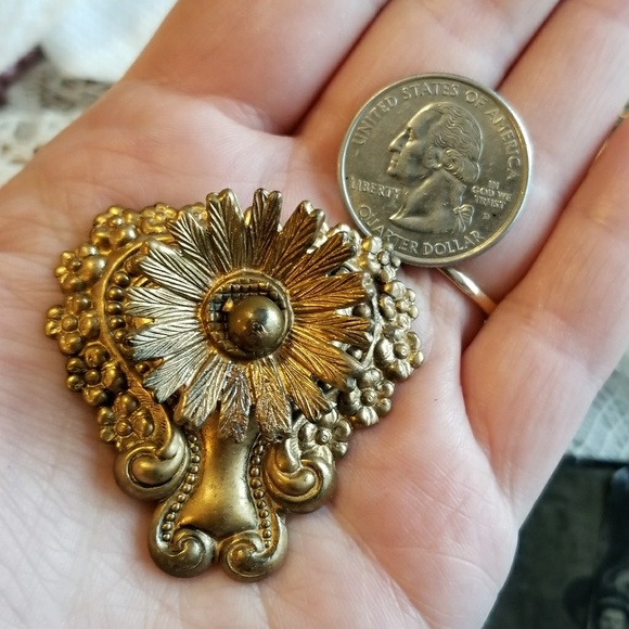 Relisted - Vintage ornate dress clip gold tone - Picture 5 of 7